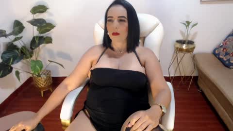 Snapshot of mom_xxx chatting on 06.06.26 Sara online show from 06.06.26