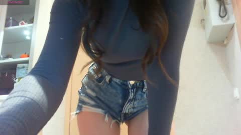 Snapshot of momentbeforedown chatting on 03.01.25 Hailey online show from 03.01.25