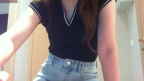 Snapshot of momentbeforedown chatting on 09.28.25 Hailey online show from 09.28.25