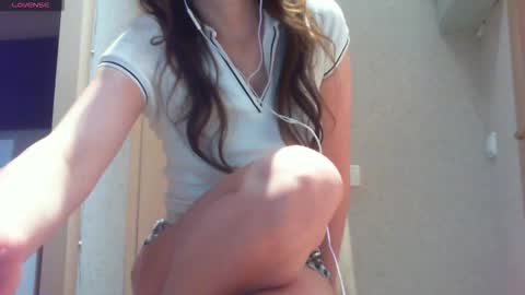 Snapshot of momentbeforedown chatting on 10.18.25 Hailey online show from 10.18.25