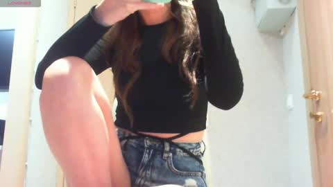 Snapshot of momentbeforedown chatting on 11.15.25 Hailey online show from 11.15.25