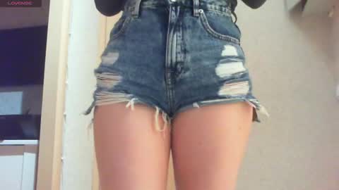 Snapshot of momentbeforedown chatting on 11.23.25 Hailey online show from 11.23.25