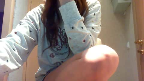 Snapshot of momentbeforedown chatting on 05.16.26 Hailey online show from 05.16.26