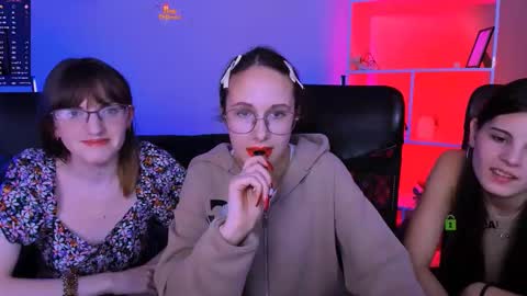 Snapshot of mona_cloud chatting on 11.05.25 Mona online show from 11.05.25