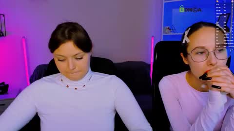 Snapshot of mona_cloud chatting on 11.12.25 Mona online show from 11.12.25