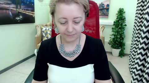 Snapshot of mona_w chatting on 04.15.26 Mona online show from 04.15.26