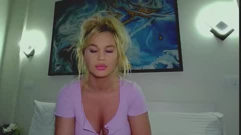 Snapshot of moni_ chatting on 04.15.26 Monica online show from 04.15.26