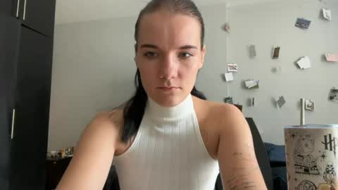 Snapshot of moniquerinn chatting on 04.15.26 Rose online show from 04.15.26