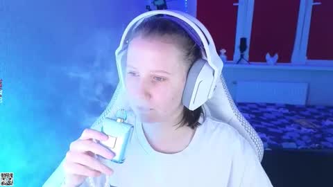 Snapshot of moon_avengers chatting on 10.10.25 Lola online show from 10.10.25