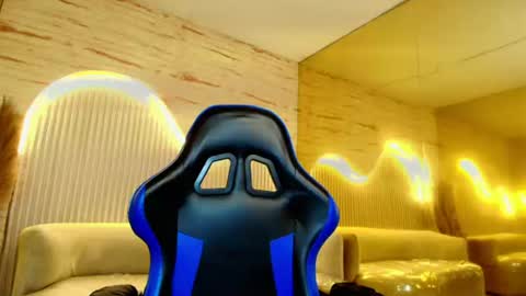 Snapshot of moon_red_r chatting on 06.17.26 Moon online show from 06.17.26
