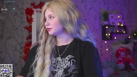 Snapshot of moon_valkyriie chatting on 09.17.25 Emilia online show from 09.17.25