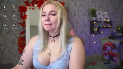 Snapshot of moon_valkyriie chatting on 10.07.25 Emilia online show from 10.07.25