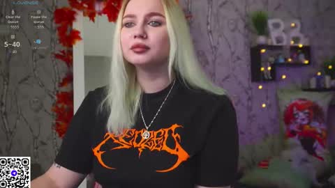 Snapshot of moon_valkyriie chatting on 11.11.25 Emilia online show from 11.11.25