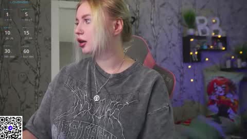 Snapshot of moon_valkyriie chatting on 11.19.25 Emilia online show from 11.19.25