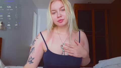 Snapshot of moon_valkyriie chatting on 12.01.25 Emilia online show from 12.01.25