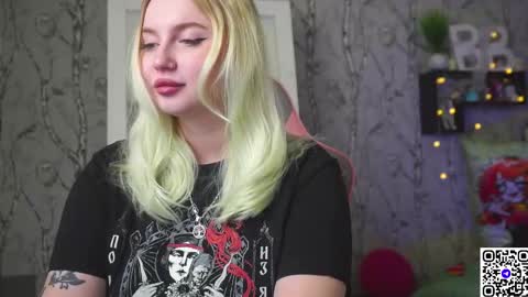 Snapshot of moon_valkyriie chatting on 01.06.26 Emilia online show from 01.06.26