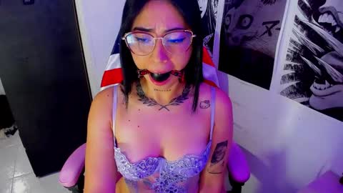 Snapshot of moon_wills chatting on 01.05.25 MOON online show from 01.05.25