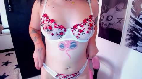 Snapshot of moon_wills chatting on 09.13.25 MOON online show from 09.13.25