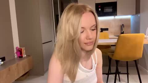 moonavellle_ online show from 07.06.26