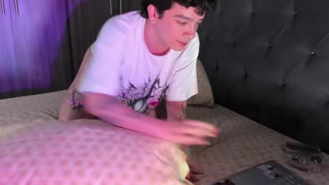 Snapshot of moonlight_baee chatting on 02.19.25 Clove online show from 02.19.25