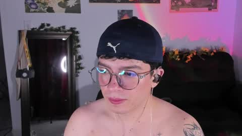 Snapshot of moonlight_baee chatting on 04.09.26 Clove online show from 04.09.26