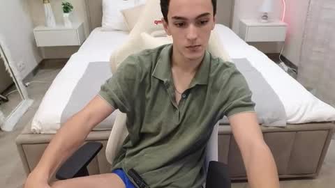 Snapshot of moonlinskinn chatting on 11.26.25 Stan online show from 11.26.25