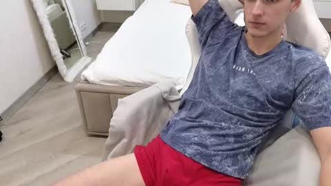 Snapshot of moonlinskinn chatting on 11.29.25 Stan online show from 11.29.25