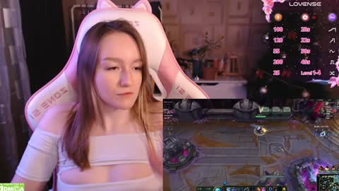 Snapshot of moonlish_siren chatting on 01.15.25 Katrin online show from 01.15.25