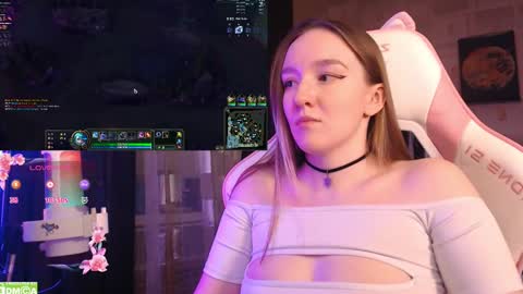 Snapshot of moonlish_siren chatting on 02.16.25 Katrin online show from 02.16.25