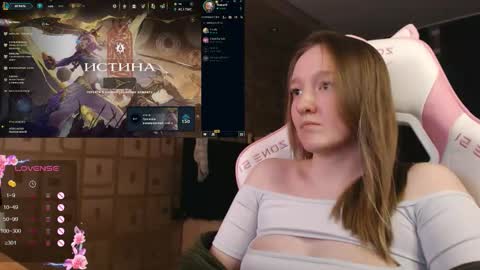 Snapshot of moonlish_siren chatting on 09.29.25 Katrin online show from 09.29.25