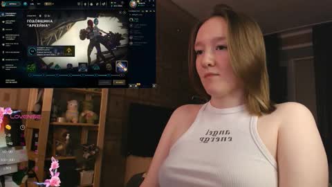 Snapshot of moonlish_siren chatting on 11.27.25 Katrin online show from 11.27.25