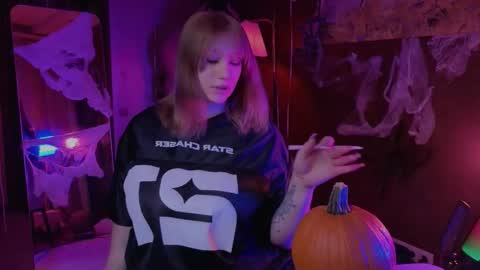 Snapshot of morvelyn chatting on 10.26.25 morvelyn online show from 10.26.25