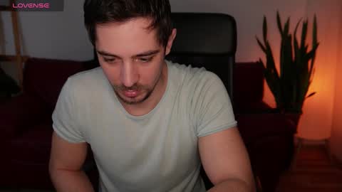 Snapshot of mrgreeneyes01 chatting on 02.05.25 juan luis online show from 02.05.25