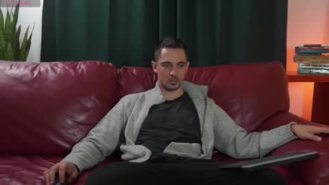 Snapshot of mrgreeneyes01 chatting on 09.29.25 juan luis online show from 09.29.25