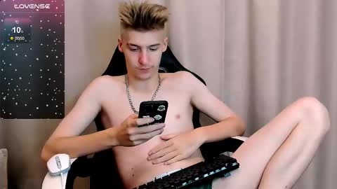 Snapshot of mrsexycum4u chatting on 10.08.25 Adam online show from 10.08.25