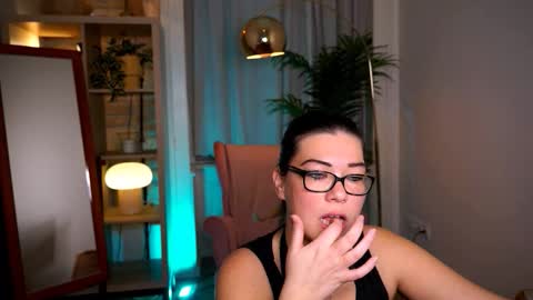 Snapshot of mrsfllowerr chatting on 11.28.25 Tamara online show from 11.28.25