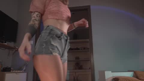 Snapshot of ms_lorelei chatting on 03.08.25 Lore online show from 03.08.25