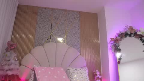 Snapshot of mssburbuja chatting on 11.25.25 Manuela online show from 11.25.25