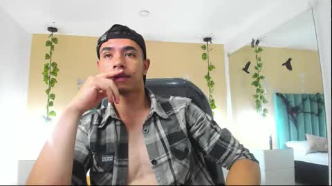 Snapshot of muscle_scott chatting on 10.24.25 muscle scott online show from 10.24.25