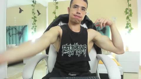 Snapshot of muscle_scott chatting on 10.30.25 muscle scott online show from 10.30.25