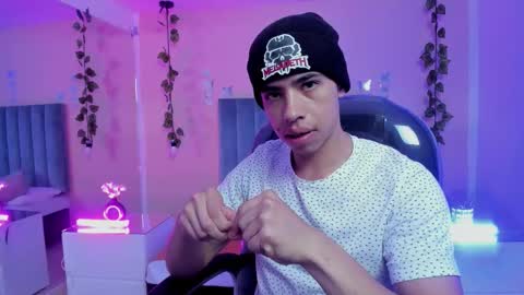 Snapshot of muscle_scott chatting on 11.05.25 muscle scott online show from 11.05.25