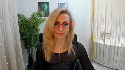 Snapshot of museofstage chatting on 02.07.25 Diana online show from 02.07.25