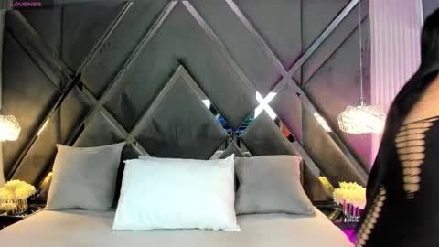 Mariana Evans online show from 02.28.26