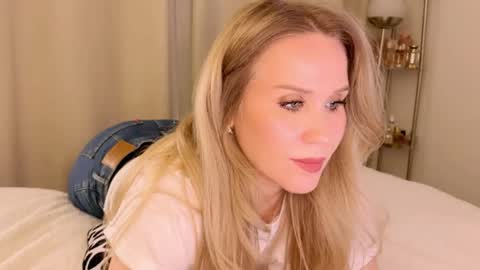 Snapshot of myassistant chatting on 12.30.24 Mya-be Yours P online show from 12.30.24