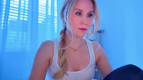 Snapshot of myassistant chatting on 09.12.25 Mya-be Yours P online show from 09.12.25