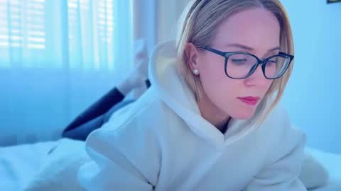 Snapshot of myassistant chatting on 09.24.25 Mya-be Yours P online show from 09.24.25