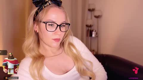 Snapshot of myassistant chatting on 11.21.25 Mya-be Yours P online show from 11.21.25