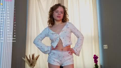 Snapshot of mymonique chatting on 04.08.26 Monique with Curls online show from 04.08.26