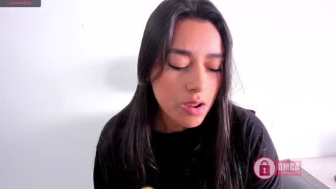 Snapshot of mypretty_isabella chatting on 01.10.25 Bella online show from 01.10.25