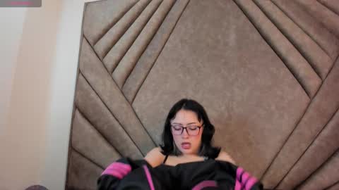 Snapshot of mythicall_girll chatting on 10.28.25 mythicall_girll online show from 10.28.25